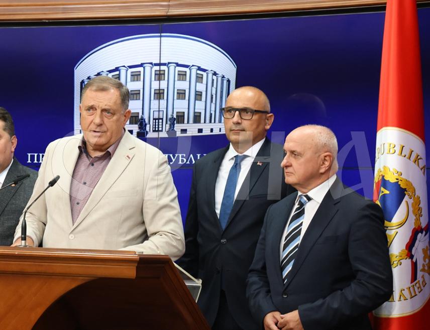 БАЊАЛУКА, 6. АВГУСТА /СРНА/ - Предсједник Републике Српске Милорад Додик рекао је данас да он неће ни клечати нити молити већ се борити и разбити изузију о било каквој могућности да се сарађује са муслиманима.