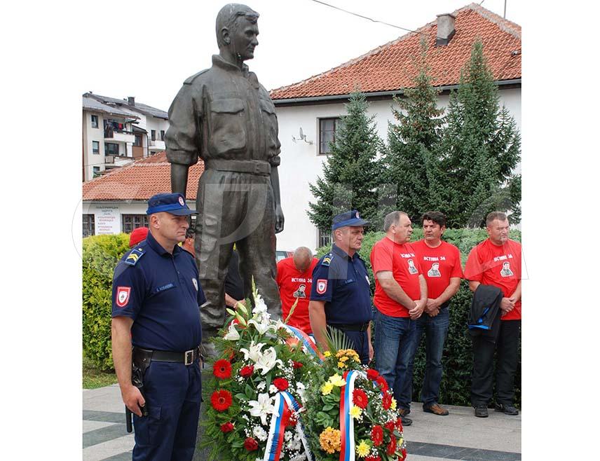 ПАЛЕ, 7. АВГУСТА /СРНА/ - На Палама ће данас, поводом 27 година од гнусног убиства команданта Специјалне јединице Војске Републике Српске /ВРС/ "Бели вукови" Срђана Кнежевића, бити положени вијенци и цвијеће код споменика овом легендарном команданту.