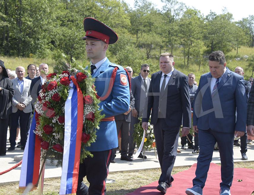 БОСАНСКИ ПЕТРОВАЦ, 7. АВГУСТА /СРНА/ - У мјесту Јањила код Босанског Петровца положени су вијенци за страдале Србе у избјегличкој колони, коју је бомбардовала хрватска војска 1995. године у злочиначкој акцији "Олуја" у којој је страдало око 2.000 и протјерано више од 220.000 Срба са вјековних огњишта.