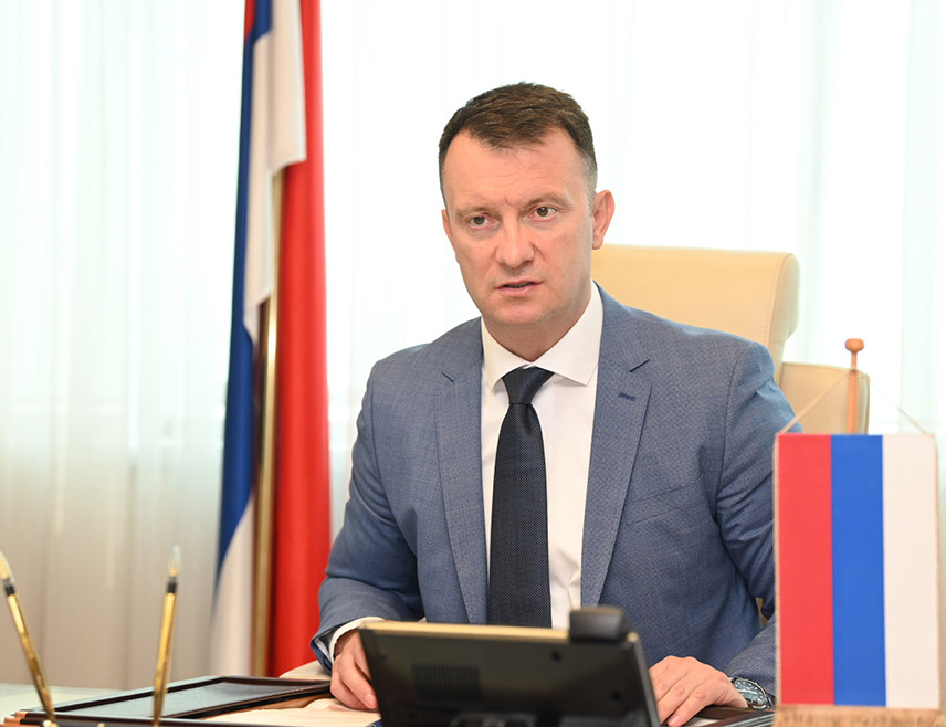 БАЊАЛУКА, 7. АВГУСТА /СРНА/ - Пореска управа Републике Српске је у седам мјесеци ове године на рачун јавних прихода прикупила 2,5 милијарди КМ, што је за осам одсто више у односу на исти период прошле године, изјавио је директор ове управе Горан Маричић.