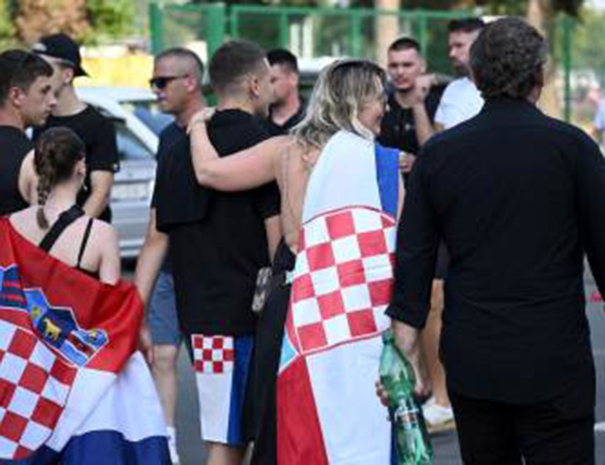 ЗАГРЕБ, 7. АВГУСТА /СРНА/ -  Рехабилитација слогана из времена нацистичке Независне Државе Хрватске /НДХ/  доминира сезоном, а поједини високи функционери то не осуђују, већ отворено подржавају, пише агенција "Блумберг" коментаришући последње догађаје у Хрватској и повратку усташке симболике и фашистичке реторике, подстакнуте све већом популарношћу контроверзног пјевача Марка Перковића Tомпсона.