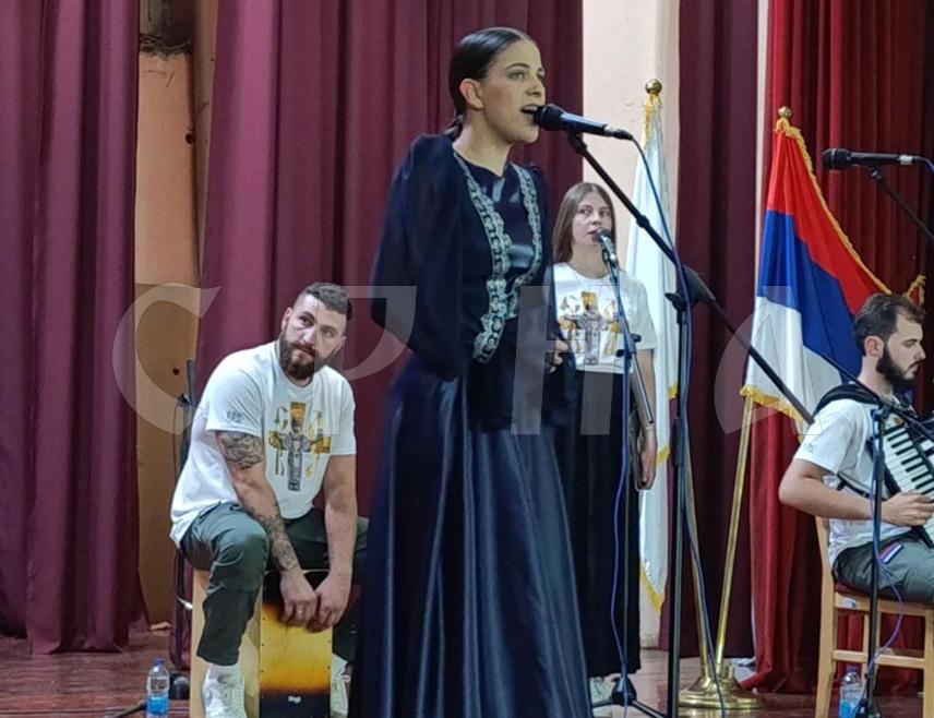 ВИШЕГРАД, 7. АВГУСТА /СРНА/ - Шеснаестогодишње Павлина Радовановић из Ораховца са Косова и Метохије вечерас је у Вишеграду одржала концерт који је одисао духовношћу, родољубљем и снажним емоцијама и на којем је први пут извела пјесму "Бела вила", посвећену свим Србима страдалим у Републици Српској и на Косову и Метохији.