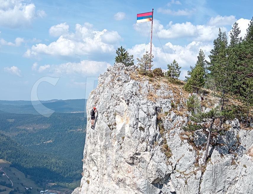 СОКОЛАЦ, 3. СЕПТЕМБРА /СРНА/ - Општина Соколац привлачи туристе адреналинском атракцијом вија ферата "Соколов пут" на Црвеним стијенама на Романији, а један од бисера овог краја је и бистра планинска ријека Биоштица, погодна за спортски риболов и вожњу кајаком.