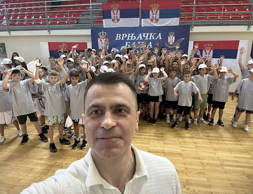 ВРЊАЧКА БАЊА, 8. АВГУСТА /СРНА/ - Министар без портфеља у Влади Србије задужен за односе са дијаспором Ђорђе Милићевић свечано је отворио спортско-образовни камп за српску дјецу из дијаспоре и региона у Врњачкој Бањи и поручио им да је Србија њихова кућа у коју су увијек добродошли.