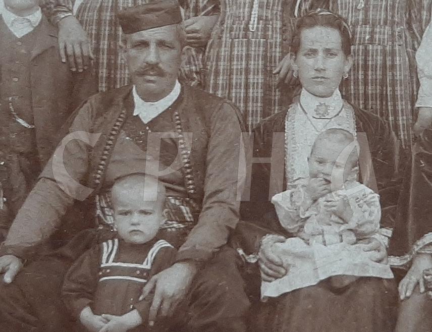 ФОЧА, 8. АВГУСТА /СРНА/ - Парастос српским родољубима из Фоче, које су аустроугарски окупатори уочи почетка Првог свјетског рата убили на два дринска моста, служен је данас код спомен-обиљежја на лијевој обали Дрине, гдје и почивају.