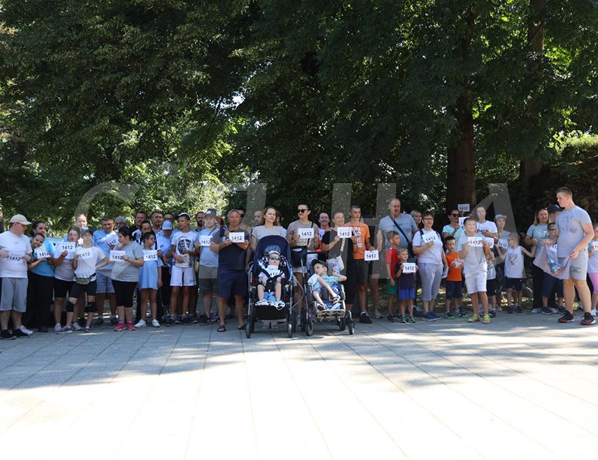 БАЊАЛУКА, 10. АВГУСТА /СРНА/ - У бањалучком Парку Младена Стојановића данас је одржана хуманитарна трка под називом "За СМА трчим и ја", чији је циљ подизање свијести о спиналној мишићној атрофији, а учесници су позвали грађане да донирају средства на број телефона 1412 за помоћ обољелима од СМА и других ријетких болести.