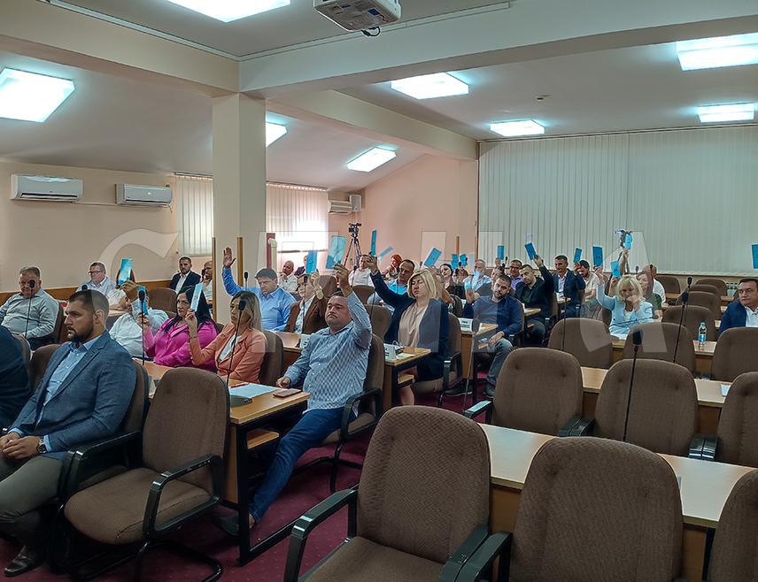 ГРАДИШКА, 11. АВГУСТА /СРНА/ - Скупштина града Градишка усвојила је данас Декларацију Савеза општина и градова Републике Српске којом се одбацује политички мотивисана пресуда предсједнику Српске Милораду Додику и истиче да суверенитет припада народу.