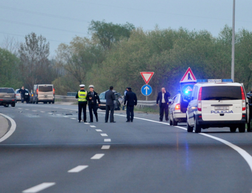 ЗАГРЕБ, 12. АВГУСТА /СРНА/ - Једна оосба је погинула, а четири повријеђене у судару цистерне и пет аутомобила код Ругвице у смјеру Загреба на ауто-путу Брегана Липовац.