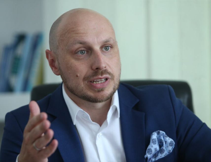 ИСТОЧНО САРАЈЕВО, 12. АВГУСТА /СРНА/ – Правник Милан Петковић изјавио је Срни да је референдум једна од основних тековина демократског друштва и најефективнији начин да народ изрази своју вољу.