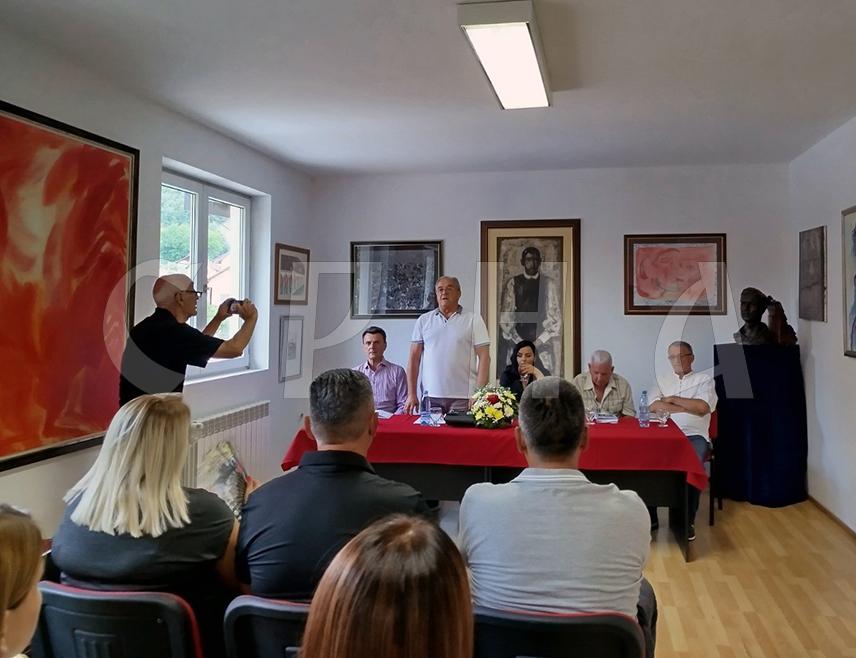 РОГАTИЦА, 12. АВГУСTА /СРНА/ - Вече поезије одржано је вечерас у Рогатици у оквиру програма поводом обиљежавања Дана и крсне славе општине, Преображења Господњег.