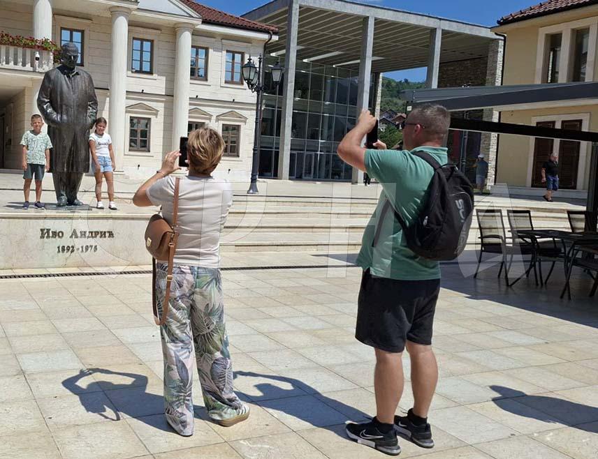 ВИШЕГРАД, 13. АВГУСТА /СРНА/ - Осим ријеке Дрине, која је и овог љета најатрактивнији дио туристичке понуде Вишеграда, биљежи се и изузетно добра посјећеност вишеградској бањи, односно хотела "Вилина влас", чији су капацитети у потпуности попуњени до краја љетње сезоне, изјавио је данас Срни директор општинске Туристичке организације Бранислав Андрић.