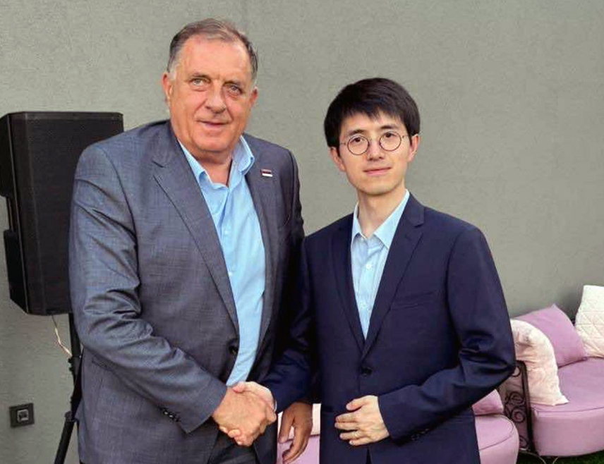 BANJA LUKA, AUGUST 13 /SRNA/ – The President of Republika Srpska Milorad Dodik said that today he hosted Professor Wu Boao, an advisor in the Ministry of Foreign Affairs of China, and that on this occasion they emphasized the special importance and desire for further progress and deepening of cooperation.