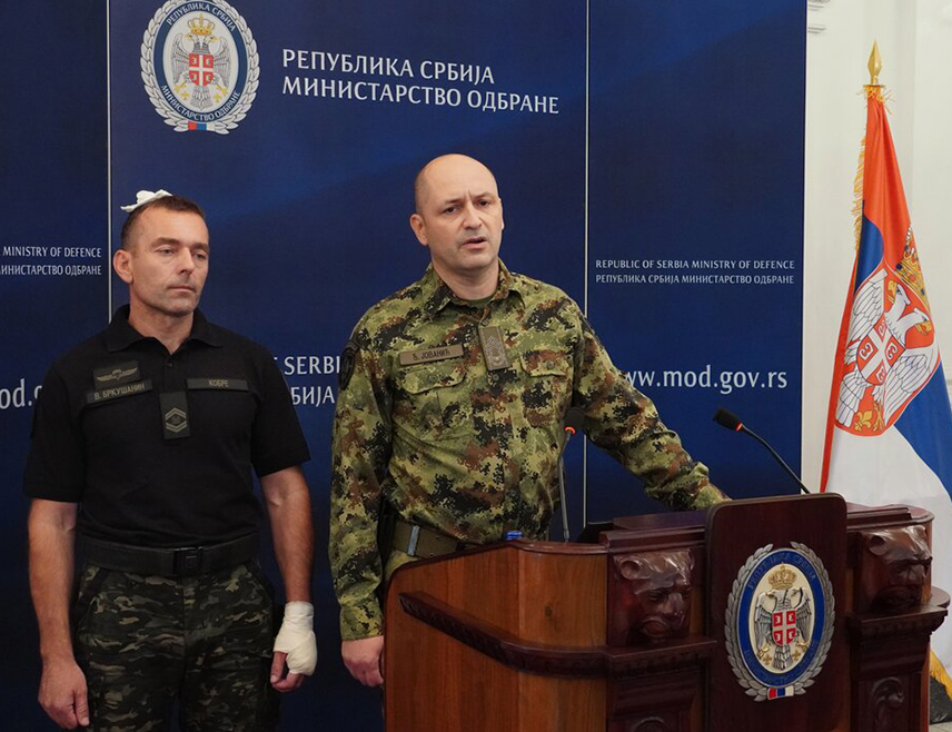 БЕОГРАД, 14. АВГУСТА /СРНА/ - Директор Војнобезбедносне агенције генерал-потпуковник Ђуро Јованић изјавио је данас да је током напада на просторије СНС-а у Новом Саду повријеђено седам припадника специјалних снага Војске Србије "Кобри", од којих четворо теже.