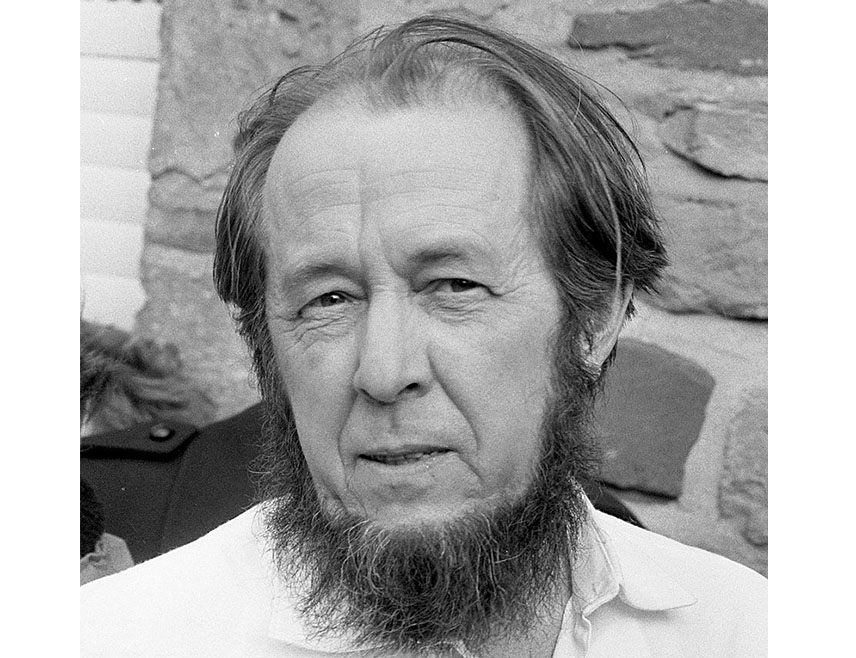 БИЈЕЉИНА, 14. АВГУСТА /СРНА/ - Лидер СССР-а Михаил Горбачов обновио је 15. августа 1990. године совјетско држављанство добитнику Нобелове награде за књижевност руском писцу Александру Солжењицину /1918-2008/, који је 1974. под притиском власти био принуђен да емигрира на Запад.