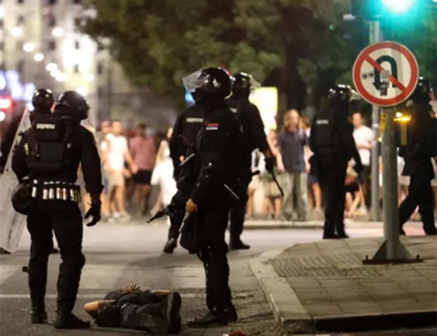 БЕОГРАД, 14. АВГУСТА /СРНА/ - Из Струковног удружења полиције "Рудолф Арчибалд Рајс" саопштено је да је у ескалацији насиља током јавних окупљања у Србији повријеђено 19 полицајаца од којих су двојица задобила теже повреде и тренутно су на болничком лијечењу.