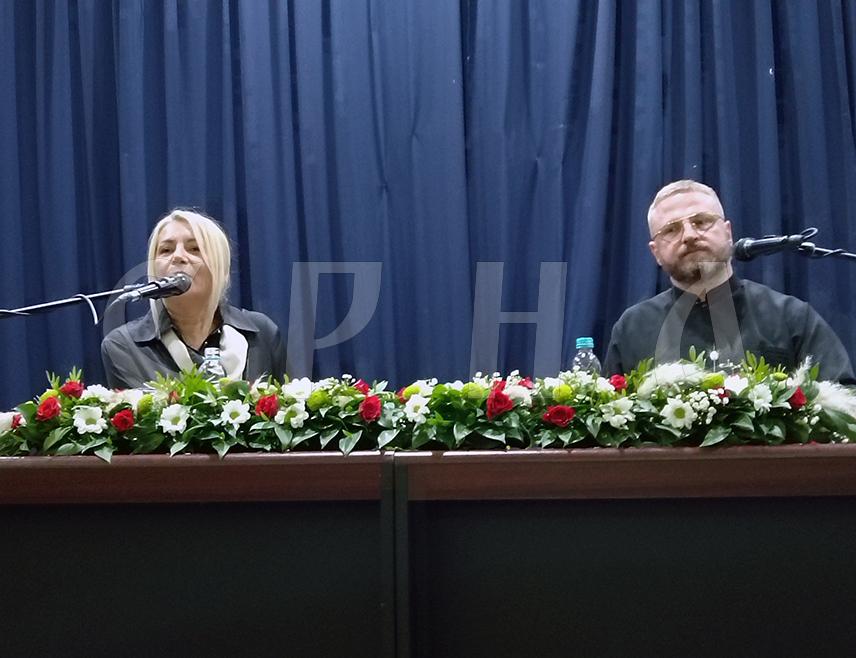 РОГАTИЦА, 14. АВГУСTА /СРНА/ - Декан Православног богословског Факултета "Свети Василије Острошки" у Фочи Дарко Ђого рекао је вечерас да су српство и слава повезани и да Срби, уколико желе да опстану, треба да се посвете крсној слави, светитељу којег су им преци оставили.