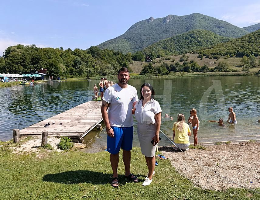 ЈЕЗЕРО, 15. АВГУСТА /СРНА/- У општини Језеро на великом језеру Ђол одржава се "Школа пливања са Николом Рађеном", која је окупила 60 дјеце са подручја Шипова, Мркоњић Града и ове локалне заједнице.