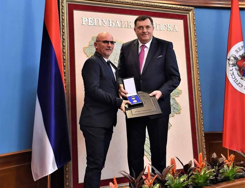 БУКУРЕШТ, 15. АВГУСТА /СРНА/ - Предсједник Савеза Срба у Румунији Огњан Крстић изразио је подршку предсједнику Републике Српске Милораду Додику, истакавши да је борба коју води за правду и достојанство уједно и борба свих Срба, ма гдје живјели.