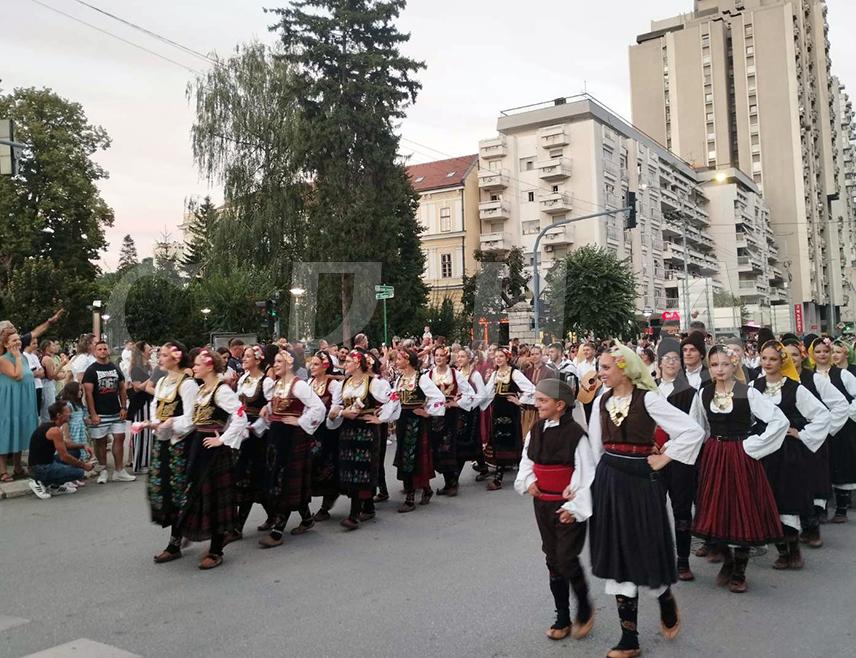 УЖИЦЕ, 15. АВГУСТА /СРНА/ - На Тргу партизана у Ужицу свечано је отворен 17. Међународни дјечији фестивал фолклора "Лицидерско срце", који је окупио 1.100 младих фолклораша из 11 земаља.