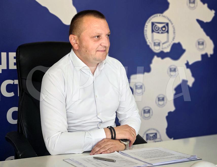ИСТОЧНО САРАЈЕВО, 16. АВФГУСТА /СРНА/ - Завод за уџбенике и наставна средства припремио је за наредну школску годину 21 нови уџбеник за основне и средње школе због измијењених наставних планова и програма, рекао је Срни вршилац дужности директора Завода Предраг Спасојевић.