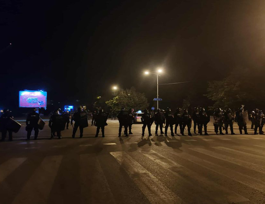 ВАЉЕВО, 16. АВГУСТА /СРНА/ - Жандармерија је вечерас   потиснула  насилнике који су их гађали камењем и пиротехничким средствима.