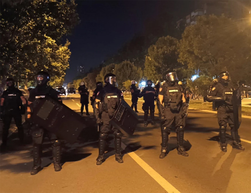 НОВИ САД, 16. АВГУСТА /СРНА/ - Блокадери у Новом Саду повукли су се у студентски кампус након што их је полиција потиснула када су покушали да оду до зграде суда.