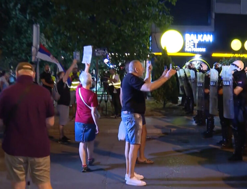 БЕОГРАД, 16. АВГУСТА /СРНА/ - За вријеме протеста на Новом Београду на који су позвали студенти у блокади и тзв. зборови вечерас је дошло до више инцидената када су демонстранти напали полицију, гађали их каменицама, пиротехничким средствима, топовским ударима.
