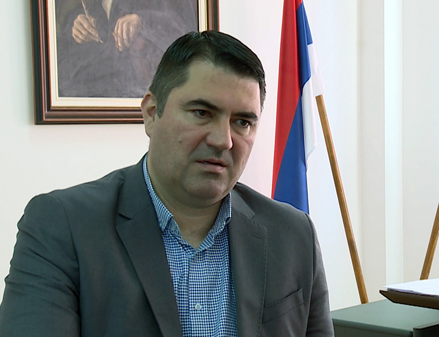 ИСТОЧНО САРАЈЕВО, 17. АВГУСТА /СРНА/ - Посланик у Представничком дому Парламентарне скупштине БиХ Мирослав Вујичић изјавио је да је јасно да амбасадору БиХ при УН Златку Лагумџији и члану Предсједништва БиХ Денису Бећировићу, који су заговорници политике бивше америчке администрације, не одговара политика актуелног предсједника САД Доналда Трампа, који се искрено бори за успостављање мира у свијету.