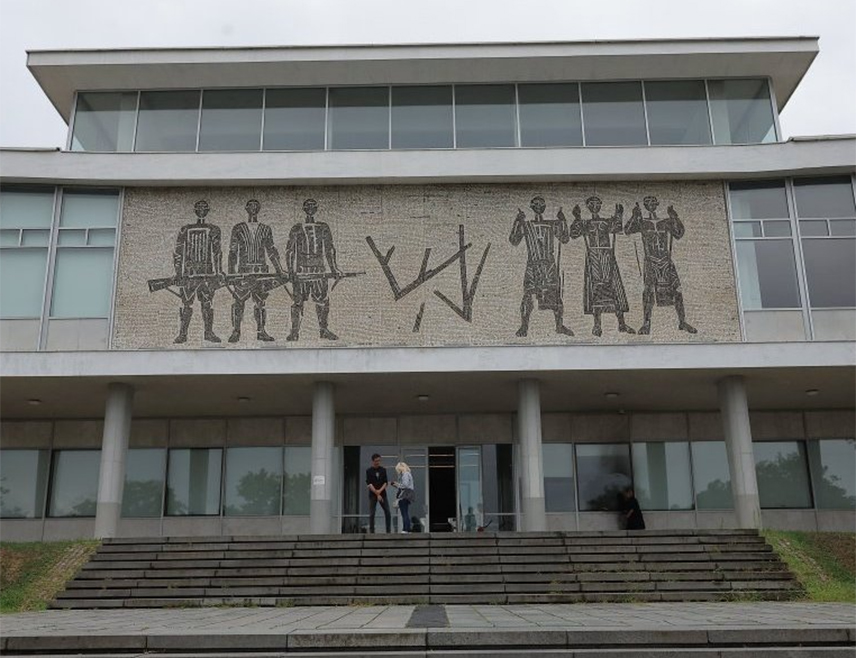 БЕОГРАД, 18. АВГУСТА /СРНА/ - Полиција у Београду ухапсила је мушкарца који је јутрос бацио Молотовљев коктел на Музеј Југославије на Дедињу у Београду.