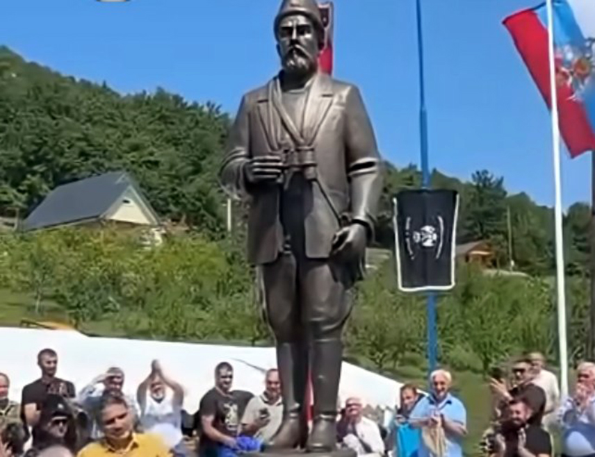 ПОДГОРИЦА, 20. АВГУСТА /СРНА/ - Вујадин Добрашиновић, чувар споменика и власник имања на којем је био постављен, па уклоњен споменик четничком војводи из Другог свјетског рата Павлу Ђуришићу, данас је пуштен из притвора, потврдили су његови адвокати.