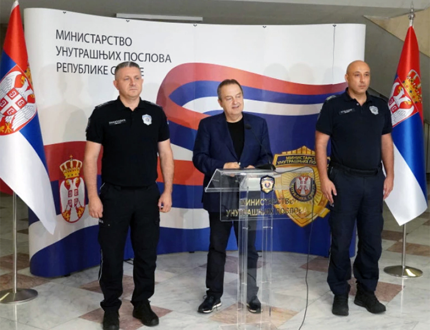 БЕОГРАД, 20. АВГУСТА /СРНА/ - Министар унутрашњих послова Србије Ивица Дачић рекао је да су вечерас у 49 мјеста одржани скупова грађана који се противе блокадама, да је на тим скуповима учествовало, према процјени полиције, око 33.000 људи, као и да је све протекло мирно, без иједног инцидента.