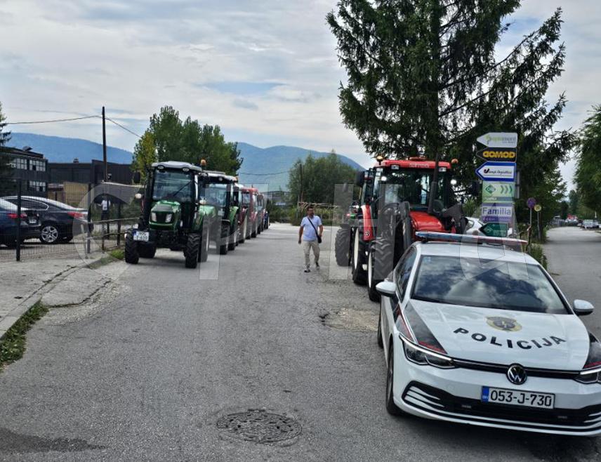 САРАЈЕВО, 21. АВГУСТА /СРНА/ - Полиција Кантона Сарајево онемогућила је пољопривреднике да дођу и изразе своје незадовољство испред зграде кантоналне Владе, иако су уредно најавили протест.