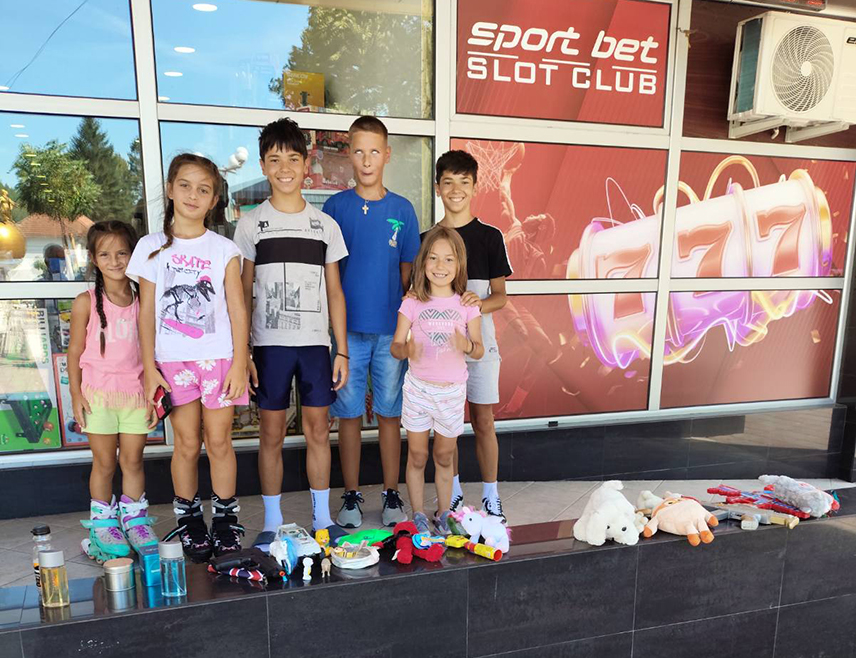 СРЕБРЕНИЦА, 21. АВГУСТА /СРНА/ - Десетак малишана из Сребренице самоиницијативно је организовало хуманитарну активност прикупљања средстава за помоћ двадесетогодишњем Растку Ивановићу из Братунца, којем је потребно 35.000 евра за лијечење матичним ћелијама у Русији на клиници "Неуровита".