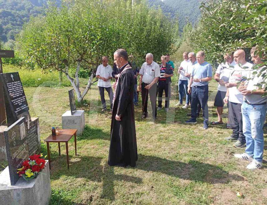 ЗВОРНИК, 21. АВГУСТА /СРНА/ - У Дрињачи код Зворника данас је служен парастос и положено цвијеће на мјесту гдје су, након проглашења Независне Државе Хрватске /НДХ/ 1941. године локалне усташе - муслимани и Хрвати извршили страшан злочин над српским народом.