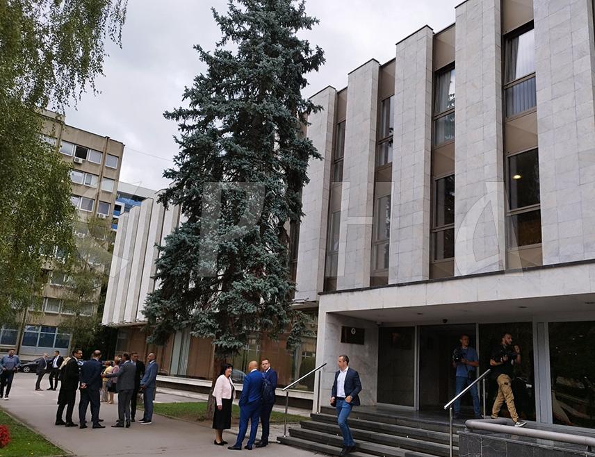 БАЊАЛУКА, 22. АВГУСТА /СРНА/ - Контрадиверзионим прегледом просторија Народне скупштине Републике Српске утврђено је да је дојава о постављеној експлозивној направи била лажна.