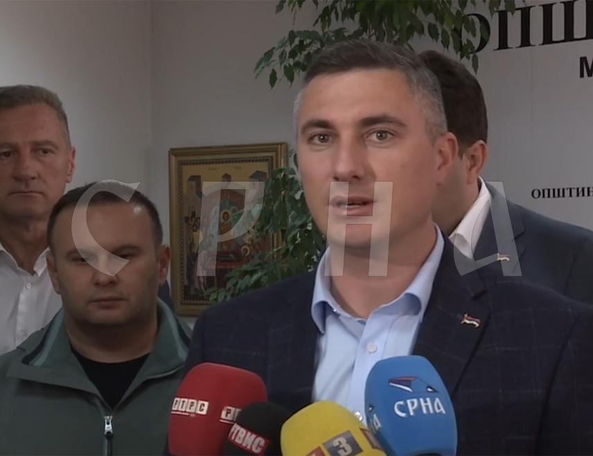 ПАЛЕ, 22. АВГУСТА /СРНА/ - Јавност у Републици Српској добила је најопасније признање - референдум у Српској смета само двојици људи и то једном странцу и једном Србину, странац се зове Кристијан Шмит, а Србин, нажалост, Драшко Станивуковић, изјавио је за Срну посланик у Народној скупштини Српске Дамјан Шкипина.