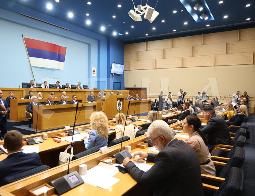 БАЊАЛУКА, 22. АВГУСТА /СРНА/ - Посланик СНСД-а у Народној скупштини Републике Српске Ранка Перић Ромић изјавила је да се предсједнику Српске Милораду Додику судило на основу одлуке нелегитимног странца да би му се одузео мандат који је добио легитимно на демократским изборима, те да се поступањем правосудних институција БиХ на основу такве одлуке крши домаће и међународно право.