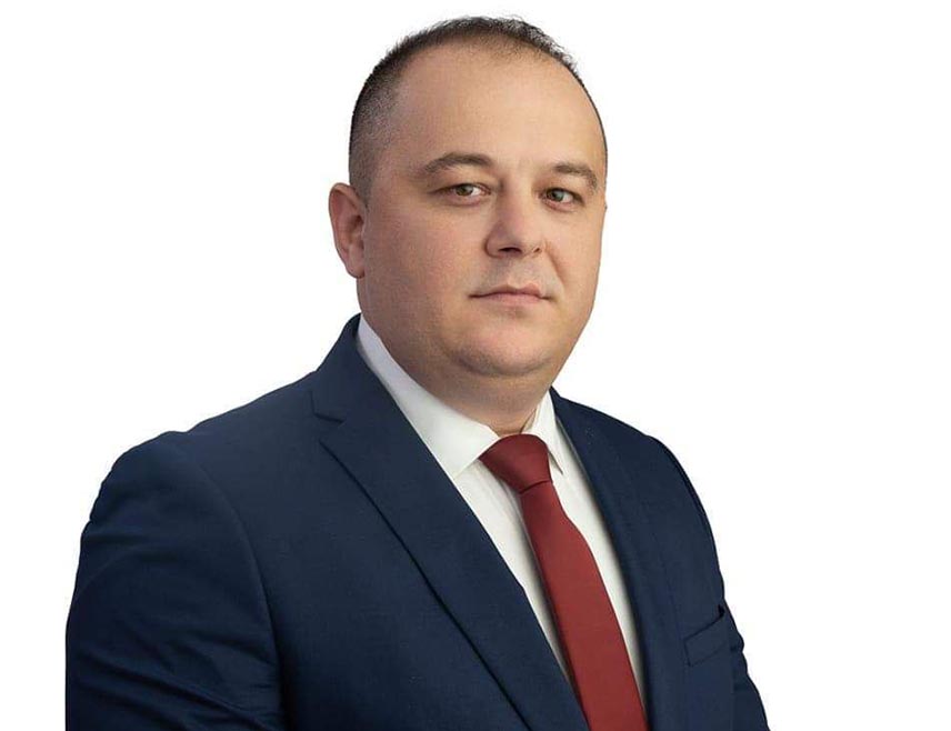 РОГАТИЦА, 22. АВГУСТА /СРНА/ - Када Игор Црнадак изговори ријечи "поштење", "новац наших грађана" и "патриотизам", то звучи као лоша шала на рачун становника Републике Српске, изјавио је за Срну предсједник Скупштине општине Рогатица Синиша Јанковић.