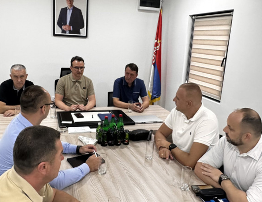 БЕОГРАД, 22. АВГУСТА /СРНА/ - Директор Канцеларије Владе Србије за Косово и Метохију Петар Петковић састао се у Рашки са представницима Српске листе, након што Централна изборна комисија у Приштини није сертфиковала ту странку за учешће на изборима 12. октобра.