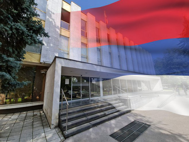 БАЊАЛУКА, 22. АВГУСТА /СРНА/ - Народна скупштина Републике Српске размотрила је вечерас по хитном поступку Приједлог закона о измјени и допуни Закона о референдуму и грађанској иницијативи којим се прописује могућност да у одређеним случајевима буде основана посебна комисија за спровођење реФерендума.
