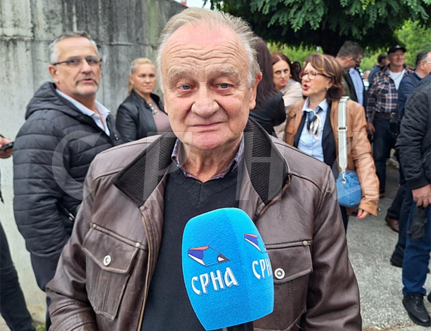 ИСТОЧНО САРАЈЕВО, 23. АВГУСТА /СРНА/ - Некадашњи предсједник Народне скупштине Републике Српске Драган Калинић изјавио је да је убијеђен да већина народа у Српској мисли другачије, зрелије и државотворније од опозиције у парламенту Републике Српске која није подржала одлуку о расписивању референдума.