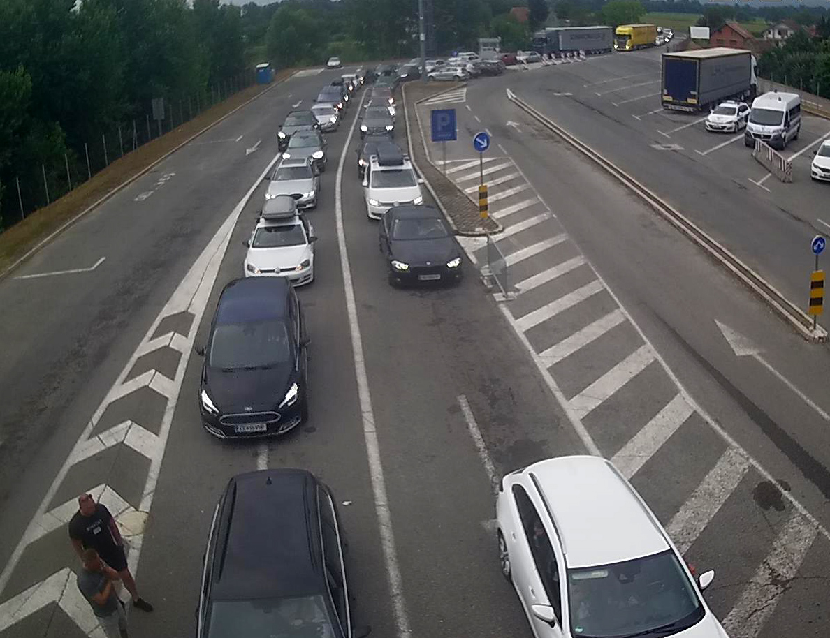 БАЊАЛУКА, 25. АВГУСТА /СРНА/ - Дуге су колоне путничких возила на излазу из БиХ на граничним прелазима Козарска Дубица, Доња Градина, Велика Кладуша, Делеуша, Иваница и Изачић, саопштено је из Ауто-мото савеза /АМС/ Републике Српске.