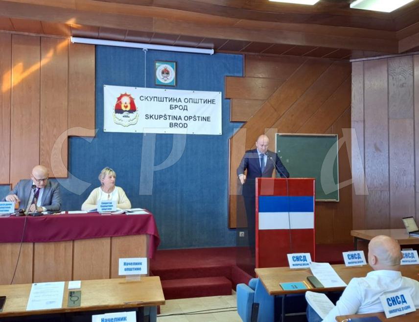 БРОД, 25. АВГУСТА /СРНА/ - Одборници Скупштине општине Брод данас су на ванредној сједници једногласно усвојили Декларације Савеза општина и градова Републике Српске којом се одбацује пресуда предсједнику Републике Српске Милораду Додику.