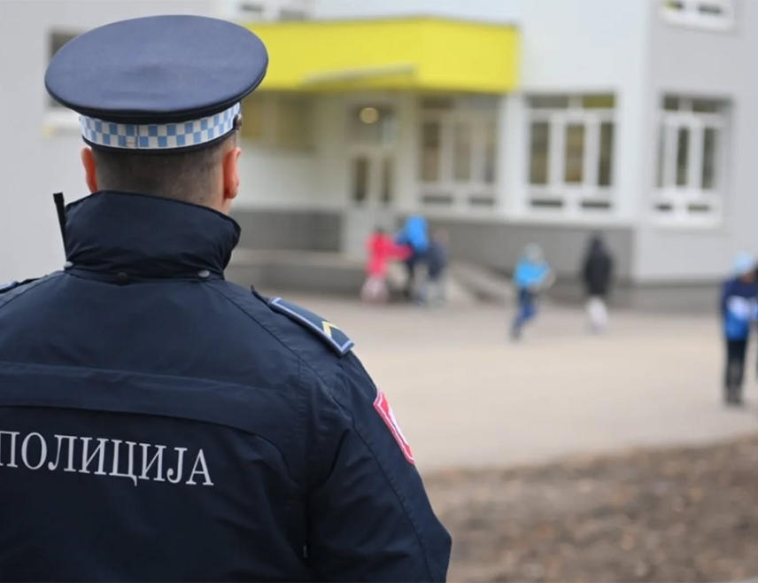 БАЊАЛУКА, 26. АВГУСТА /СРНА/ - Припадници Министарства унутрашњих послова Републике Српске /МУП/ поводом предстојећег почетка нове школске године реализују традиционалну републичку акцију "Заштитимо дјецу у саобраћају", с циљем подизања свијести свих учесника у саобраћају на додатан опрез на путевима у близини школа, и до краја августа посјетиће школе широм Српске како би предложили најбоља рјешења и најбезбједније трасе кретања ученика.