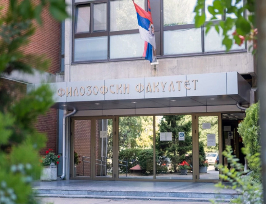 БЕОГРАД, 26. АВГУСТА /СРНА/ - Декан Филозофског факултета у Новом Саду Миливој Алановић и неколико професора ушли су јутрос у зграду факултета, а студенти у блокади су напустили зграду.