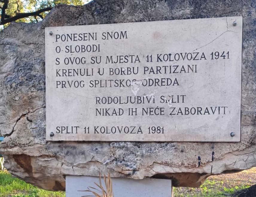 СПЛИТ, 26. АВГУСТА /СРНА/ - Поново је разбијена спомен-плоча Првом сплитском партизанском одреду смјештена у парку на сплитским Плокитама.