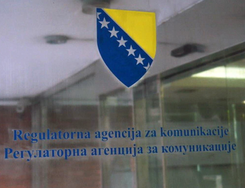 САРАЈЕВО, 27. АВГУСТА /СРНА/ - Накнаде за дозволе у телекомуникацијама у БиХ од 1. јануара обрачунаваће се по стопи од 0,75 одсто прихода, у емитовању по стопи од 0,65 одсто, а новчана вриједност бода за бројеве и кодове одређена је на 0,50 КМ, утврдио је Савјет Регулаторне агенције за комуникације /РАК/ БиХ.