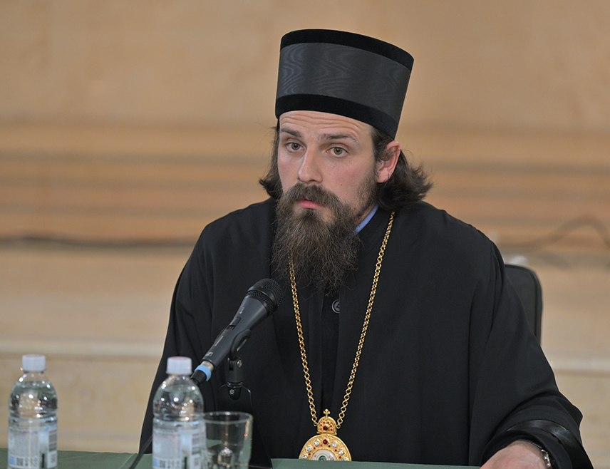 ПОДГОРИЦА, 27. АВГУСТА /СРНА/ - Његово преосвештенство епископ диоклијски Пајсије истакао је током Деветог фестивала "Ћирилицом" да је ово писмо за српски народ свето јер је настало за свештену употребу и представља писмо предака.