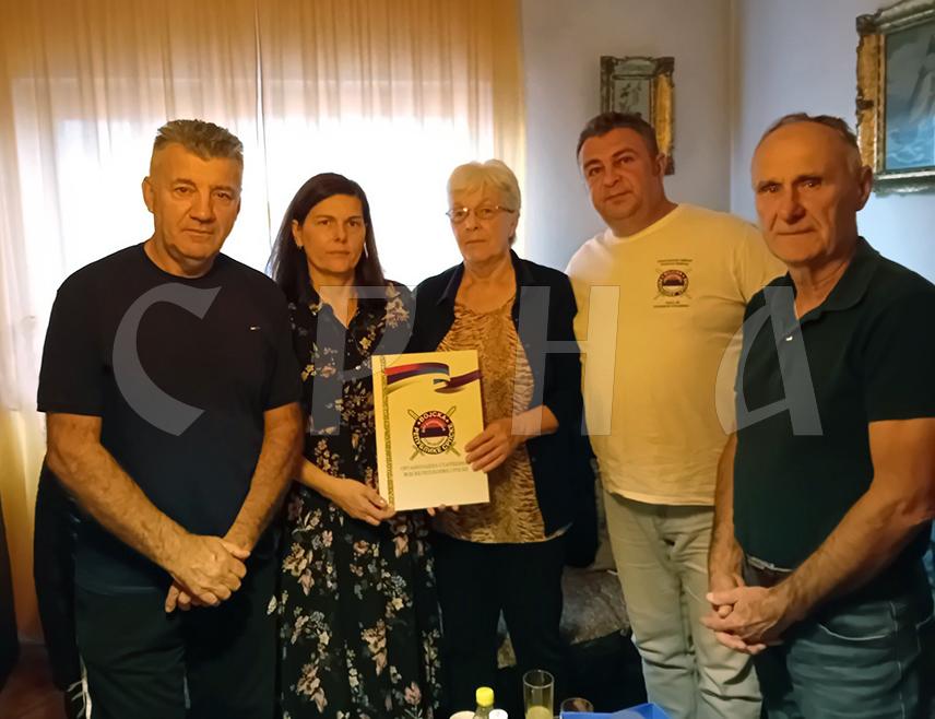 КОЗАРСКА ДУБИЦА, 27. АВГУСТА /СРНА/ - Организација старјешина Војске Републике Српске - Општински одбор Козарска Дубица уручила постхумну плакету породици покојног заставника Жељка Поповића - супрузи Мири Поповић и кћерки Tањи Tулековић.