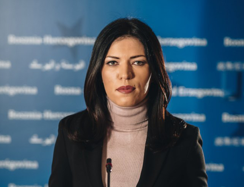 САРАЈЕВО, 27. АВГУСТА /СРНА/ - Шеф Клуба посланика СНСД-а у Представничком дому Парламентарне скупштине БиХ Сања Вулић поручила је министру иностраних послова у Савјету министара Елмедину Конаковићу да престане глумити жртву и скривати властиту немоћ иза имена предсједника Републике Српске Милорада Додика.